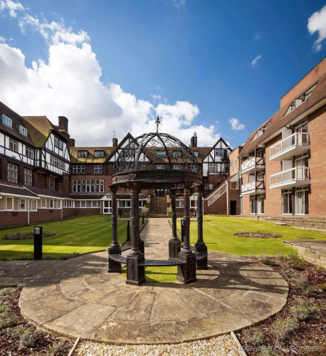 Mercure Leeds Parkway HotelOver view