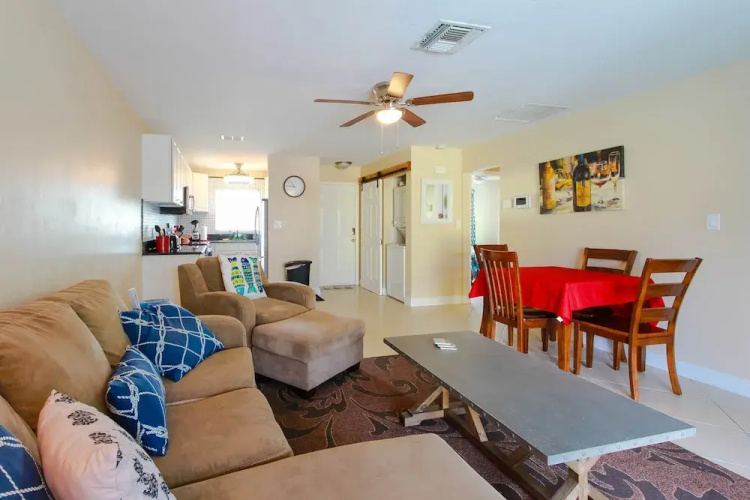 Seatuit Condominiums