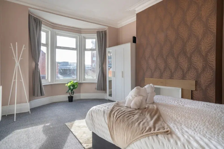 Cozy 3 Bed Apartment - Parking