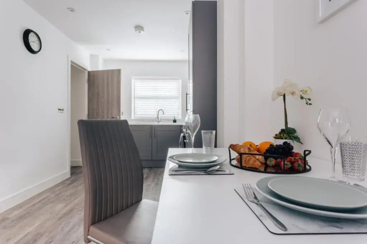 Central 2 double bedroom flat with parking