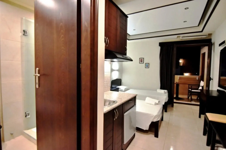 7 Days Studios & Apts