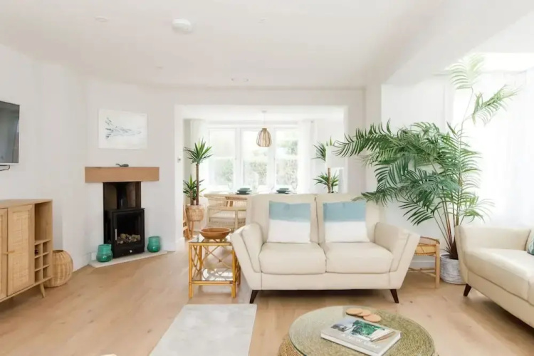 Mariners Stylish Beachside Getaway With Sea Views