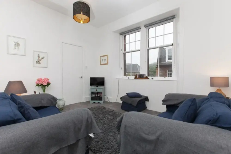 Comfortable 3 Bedroom Top Floor Flat in Old Town
