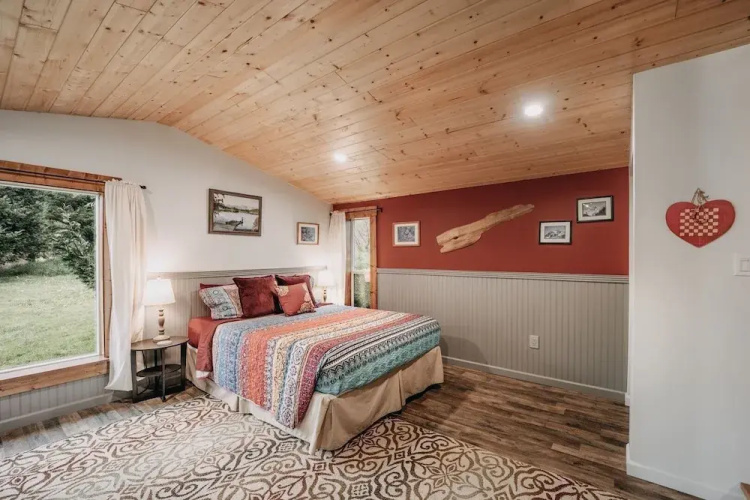 71mf- Rustic - Pets Ok - Sleeps 4 1 Bedroom Cabin by RedAwning