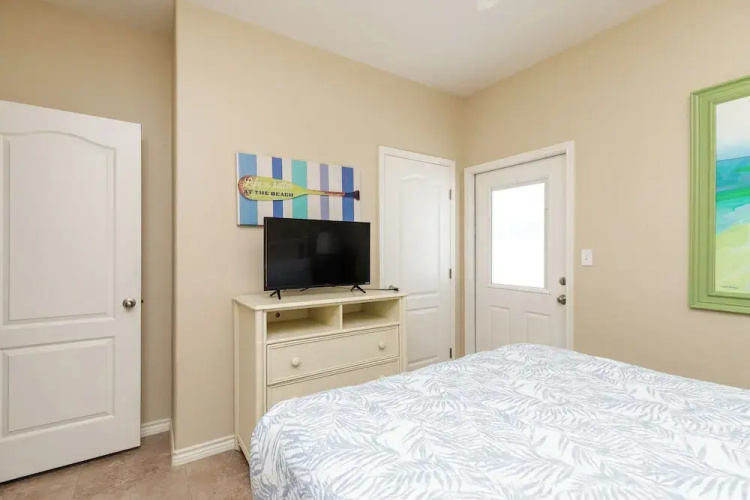Cozy 2 Bedroom, Monthly Rates, Pets & Pool