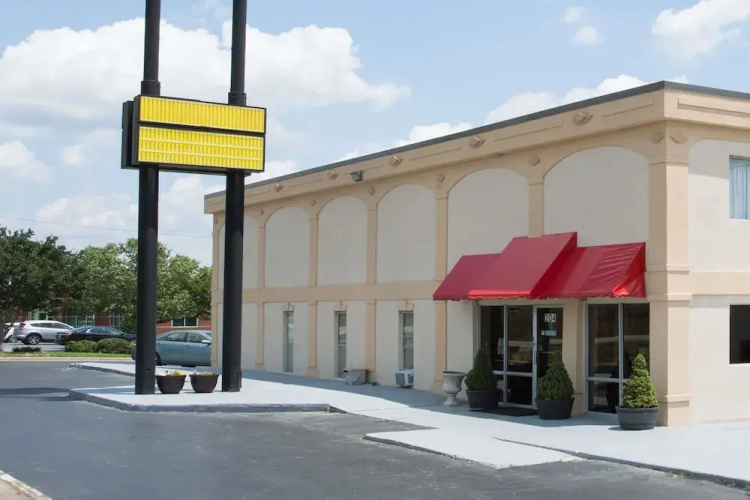 Super 8 Greensboro - Greensboro, NC