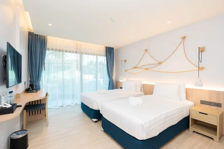 Deluxe Twin room with pool view