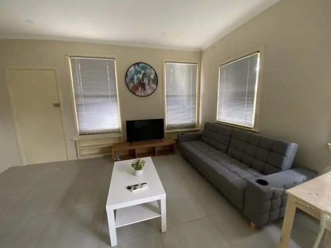 Mitcham train station 2 bedrooms unit