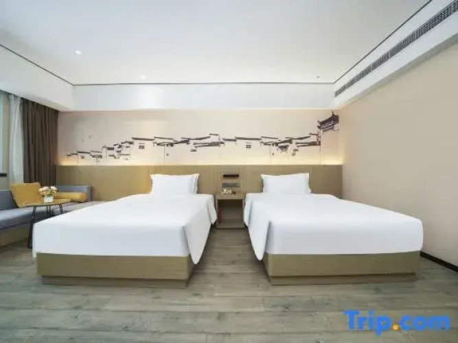 Standard Twin room with city view