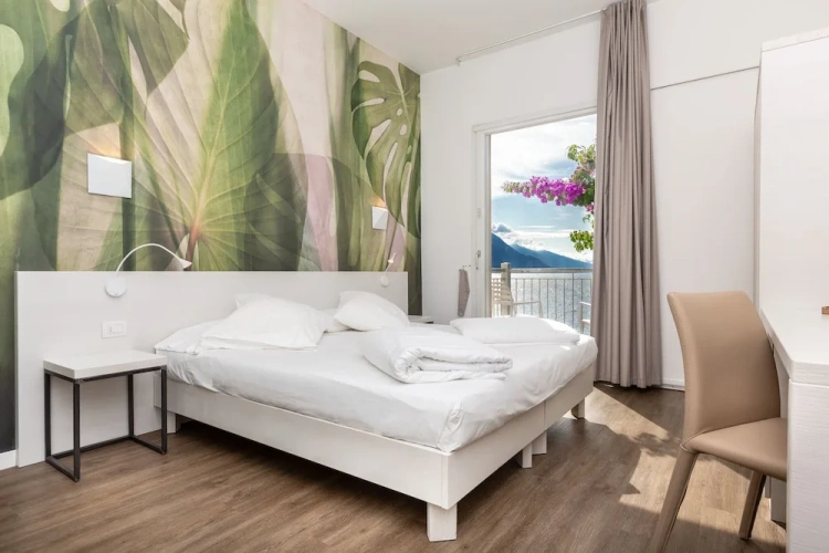Standard Triple room with balcony and with lake view