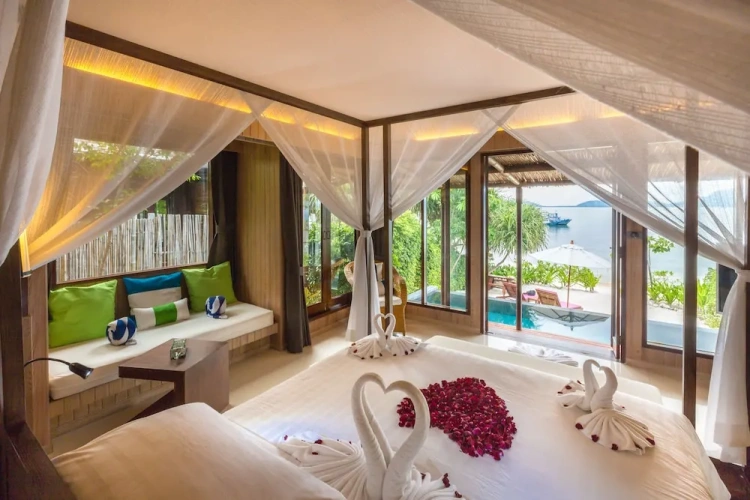 Villa with balcony and beachfront