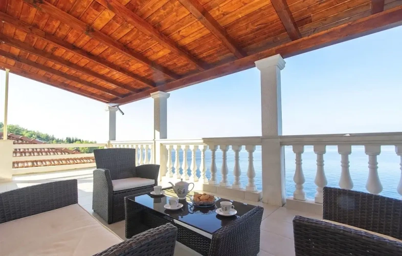 4 Bedrooms Cottage with balcony