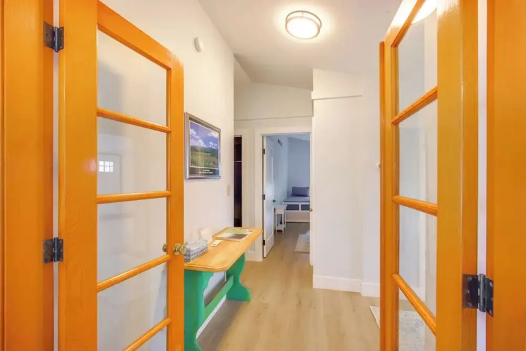 Comfortable Lincoln Home: Walk to Main Street!