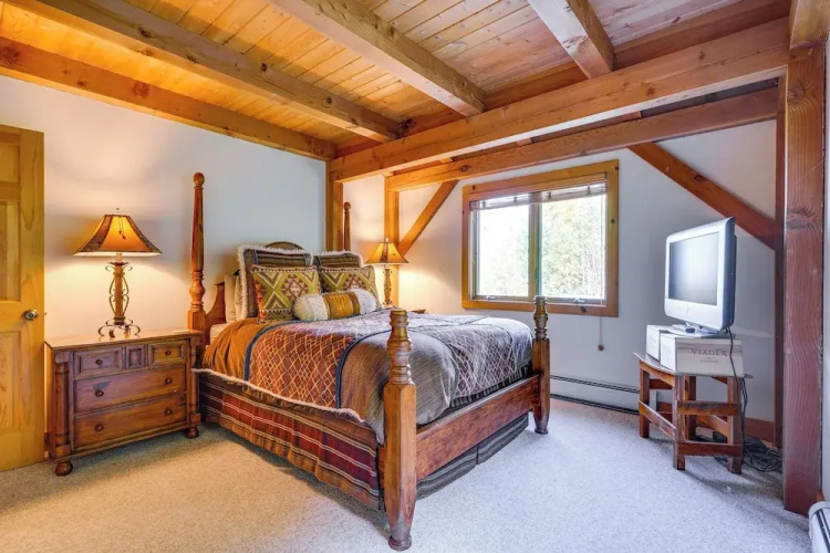 4 Mi to Stratton! Group Getaway w/ Deck & Views