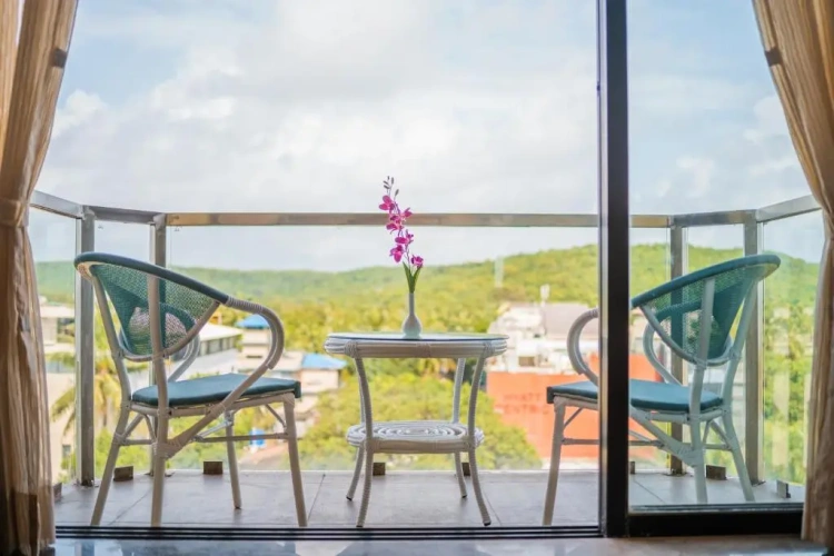 Standard Single Club room with balcony and with city view