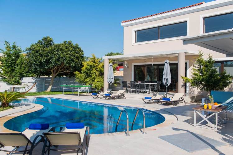 Superb & spacious villa, pool, 2km from town!
