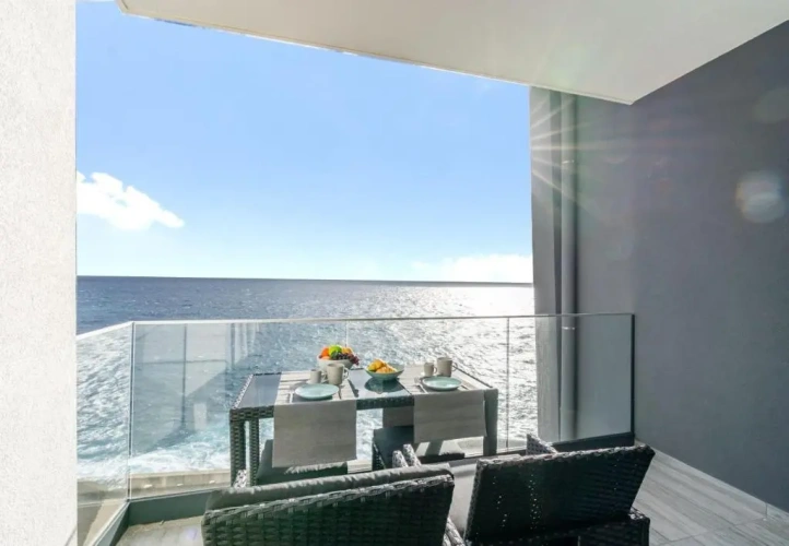 Apartment with sea view