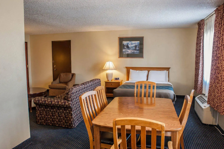 Econo Lodge Inn & Suites
