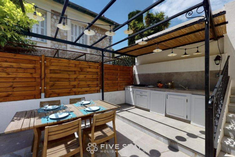 Apartment with garden view