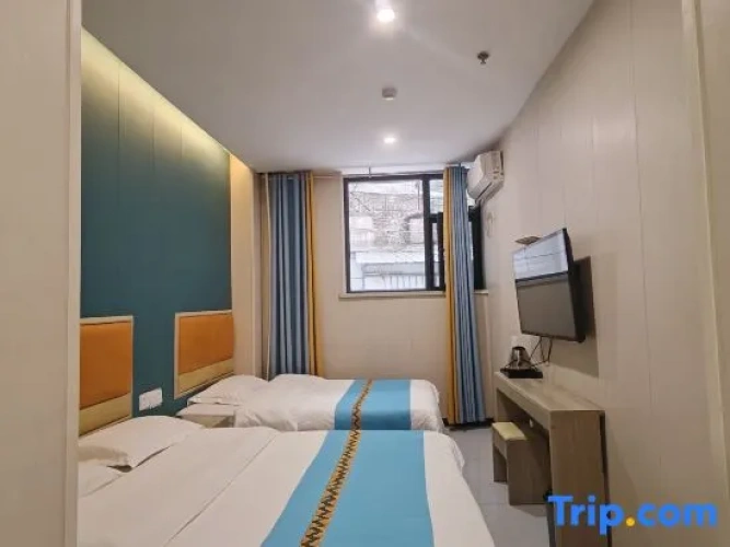 Comfort Triple Family room