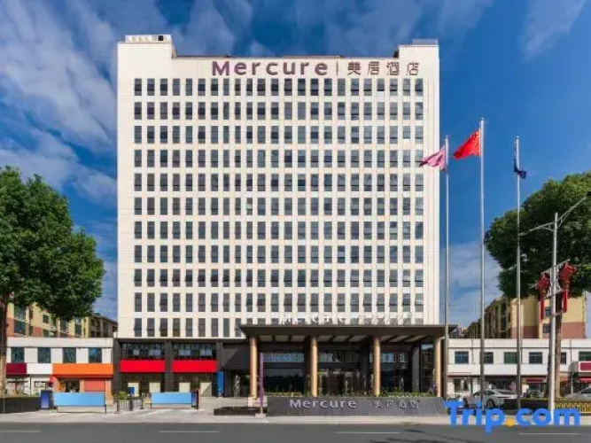 Mercure Hotel Xinyang Baopeng Square