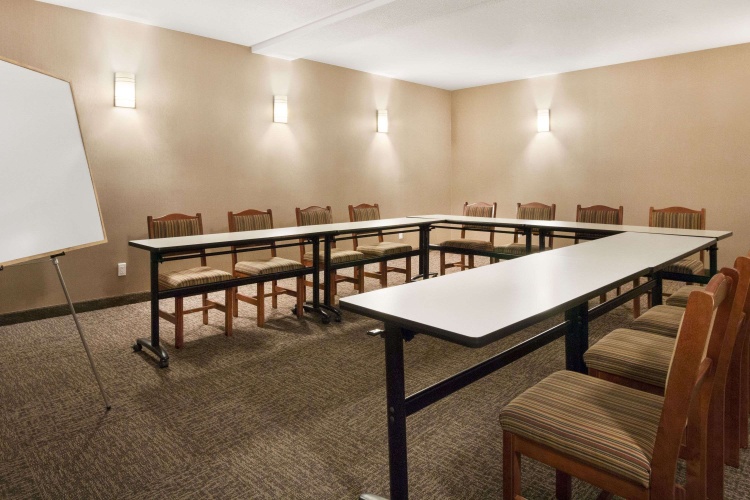 Days Inn & Suites by Wyndham Cochrane photo 11