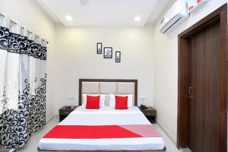 OYO 24501 Hotel Forever Inn