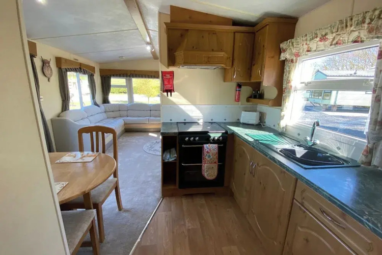 Caravan - Sleeps 4 - Pet Friendly - Parking