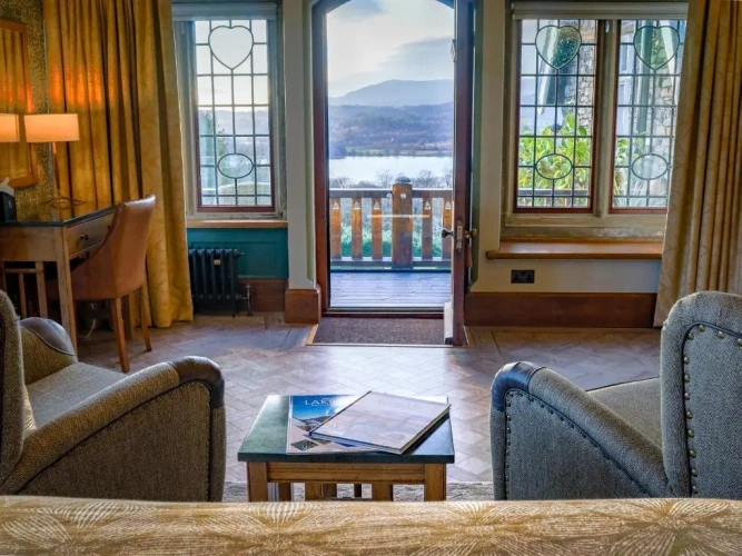 Suite with lake view