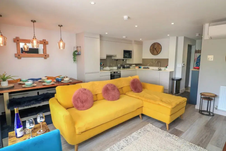 2 De Courcey House