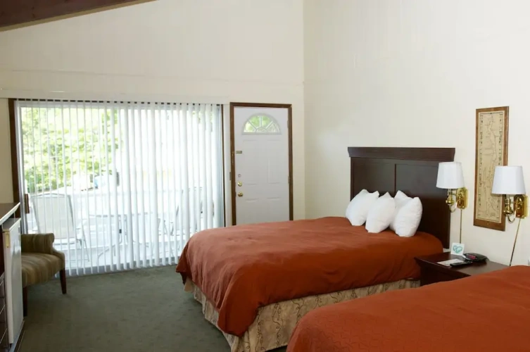 Standard Quadruple room with lake view
