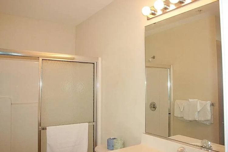 2503m 1 Bedroom Condo by RedAwning