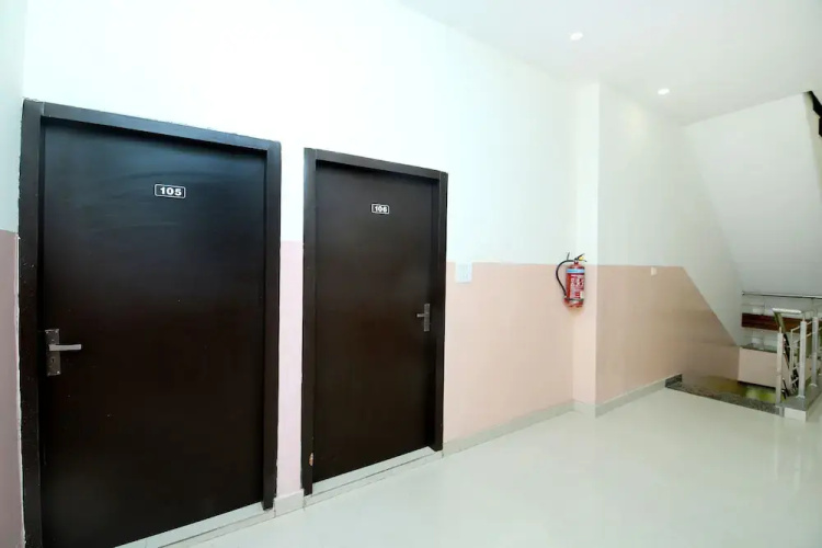 Hotel R2d by OYO Rooms