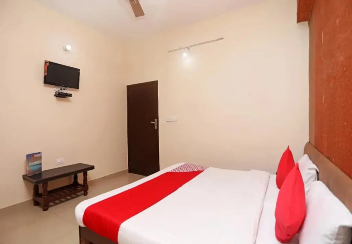 Oyo 17357 Hotel Royal Touch