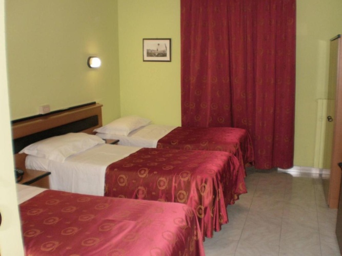 Standard Triple room
