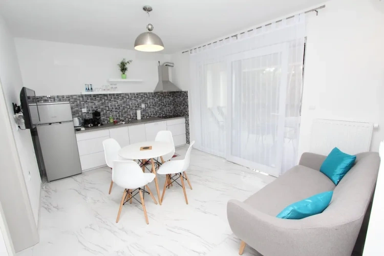 2 Bedrooms Apartment