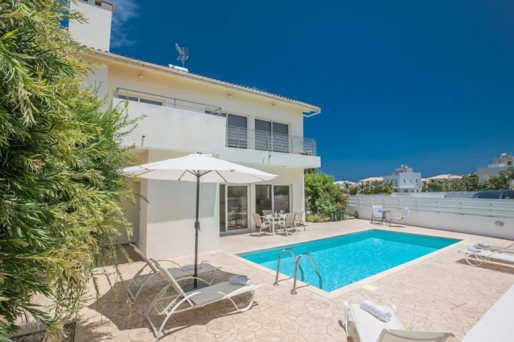 3 Bedrooms Villa with garden view