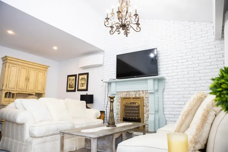 Fully Private 3 Bdrm Suite - The Winchester