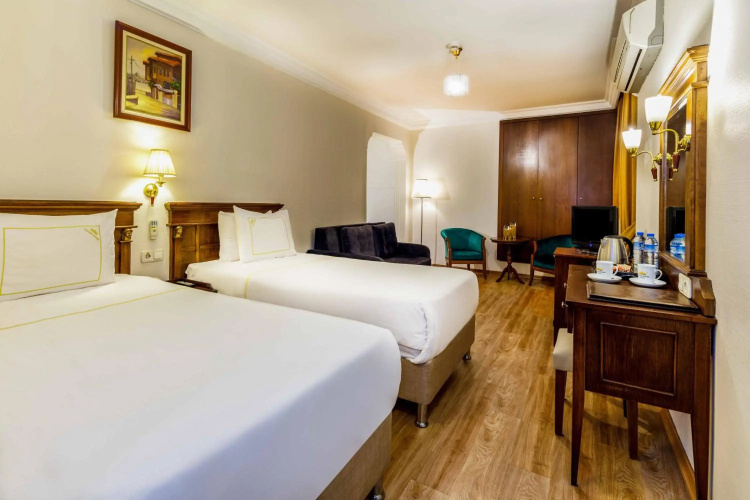 Hotel Golden Crown