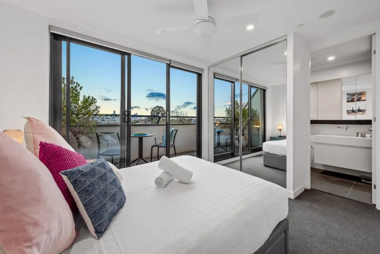 StayCentral - East Brunswick Penthouse with Study