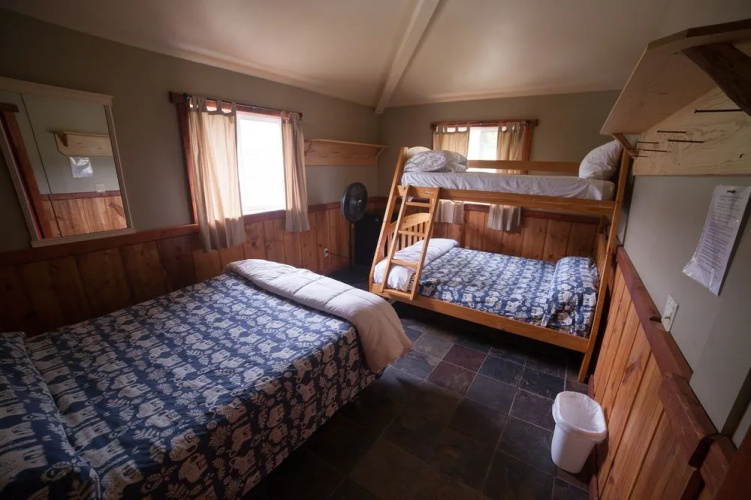 North Yellowstone Lodge & Hostel