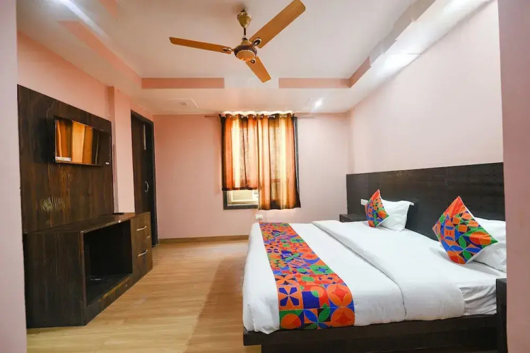 Fabhotel Moon Light