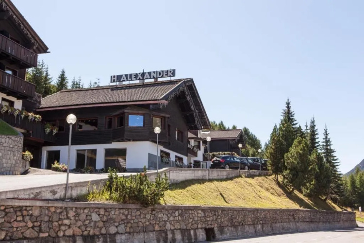 Alexander Charme Hotel Over view