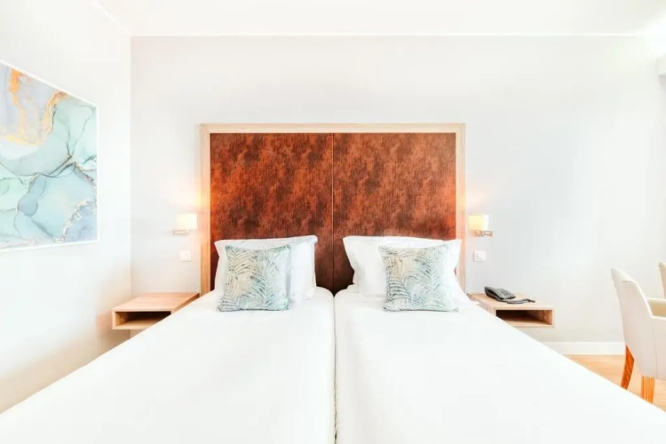 Deluxe Twin room with partial sea view
