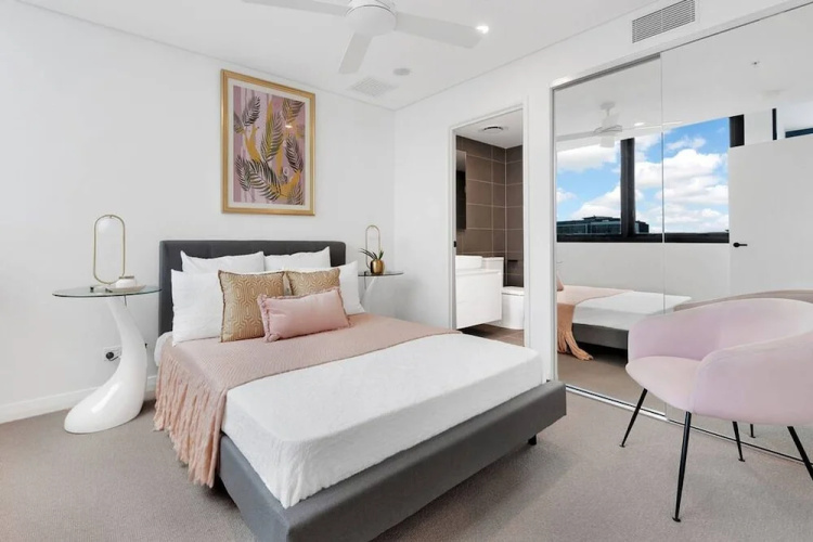 2BR Utopia Fortitude Valley Pool Rooftop King bed