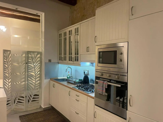 Valletta most central studio apartment 16th-Century building