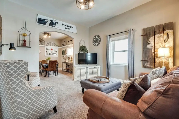 Walk to University: Dtown Laramie Home!