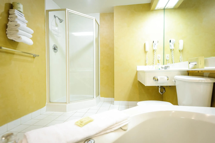 Peterborough Inn & Suites Hotel
