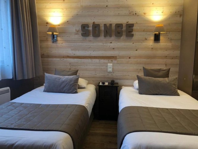 Standard Twin room with garden view