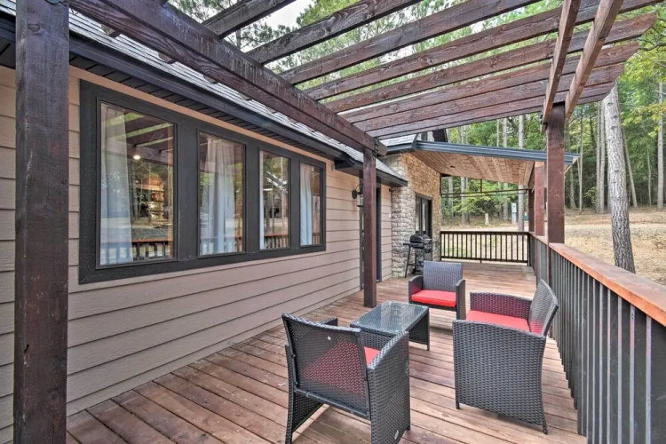 Modern Broken Bow Cabin: Large Deck, BBQ & Pergola